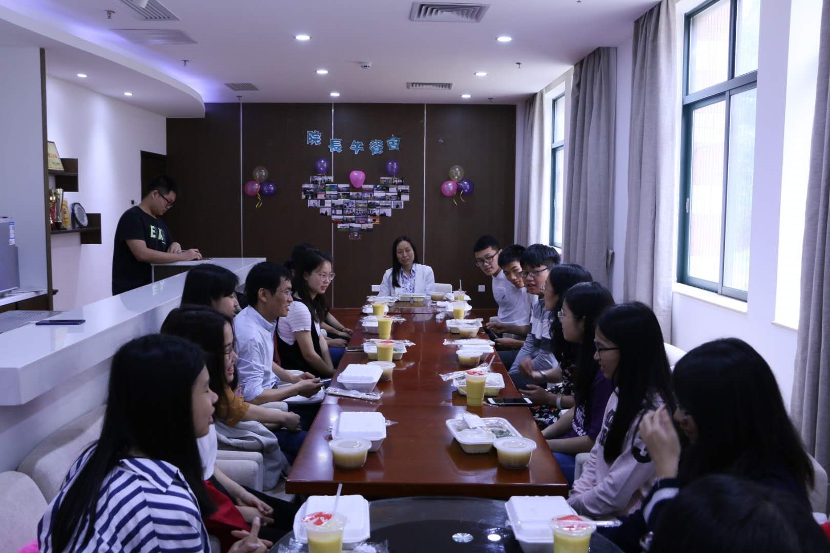 午餐会进行中，老师学生互动