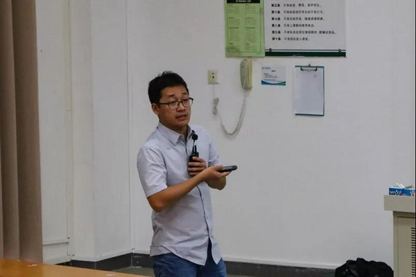 (图10 研究生辅导员卢耀斌老师)