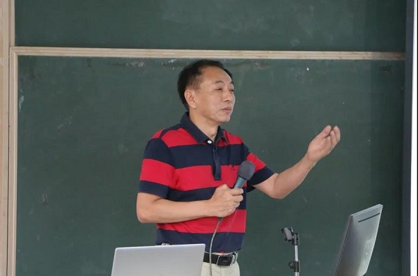 (图11 环境工程系系主任 熊亚教授)