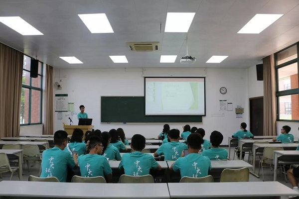 (图13-2 班主任见面会)