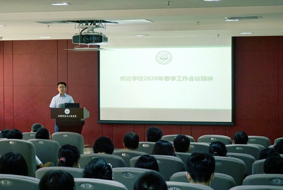 汤叶涛副院长(主持工作)传达春季工作会议精神 黄彩娜摄