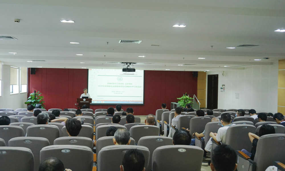 甘远璠书记主持会议，并带领大家学习相关文件，通报学院相关情况